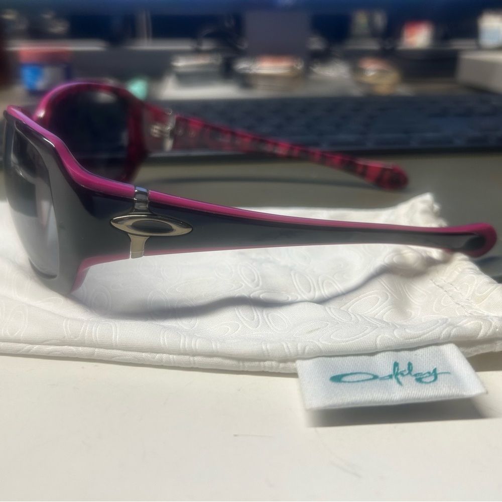 OAKLEY Script Sunglasses – Style 05963 – Women’s GUC - Picture 3 of 13